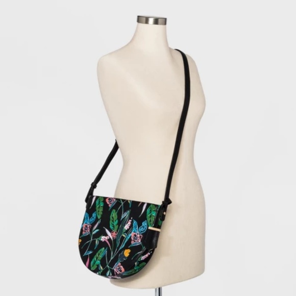 A NEW DAY Half Moon Crossbody A N
A N & style
Fau - Picture 6 of 6